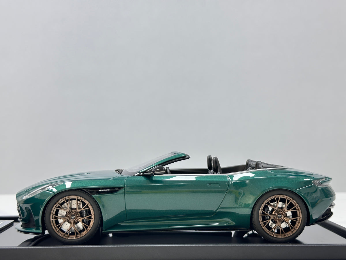 MOTORHELIX 1/18 Aston Martin DB12 Volante (Convertible) - Cinnabar Green - MH394
