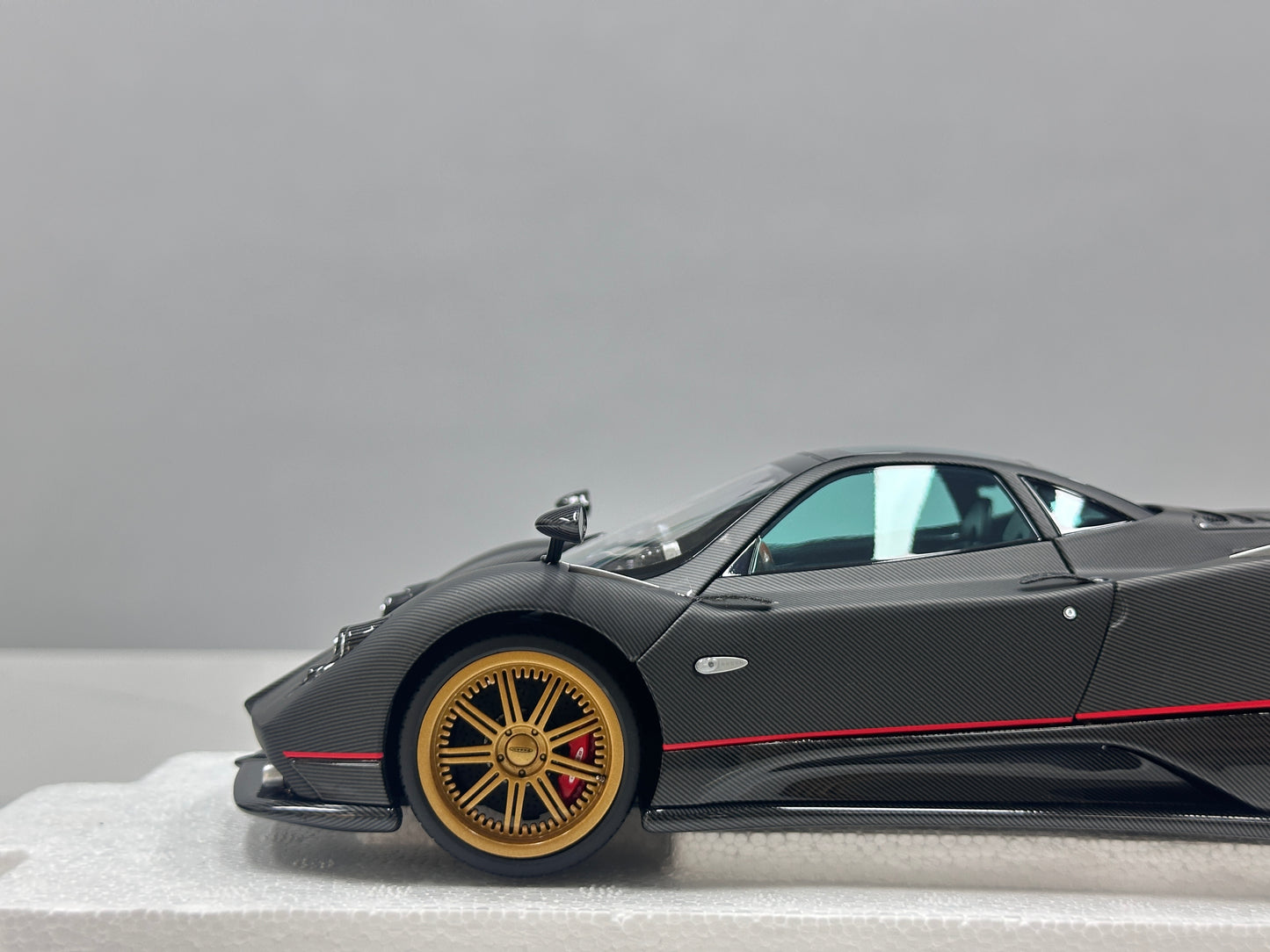 AR 1/18 Pagani Zonda F - 2005 Model - Matte Carbon Black with Red Stripes 850411001