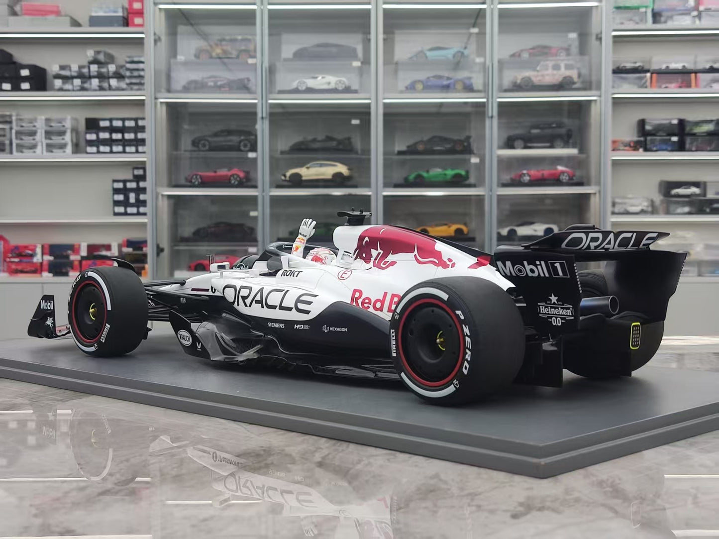 Spark 1/12 Oracle Red Bull F1 RB21 2025 Japan Grand Prix Victory No. 1 Verstappen White