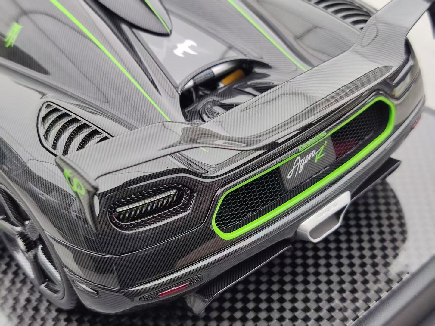 VMB 1/18 Koenigsegg Agera R+ Full Carbon Green Stripe VMB055