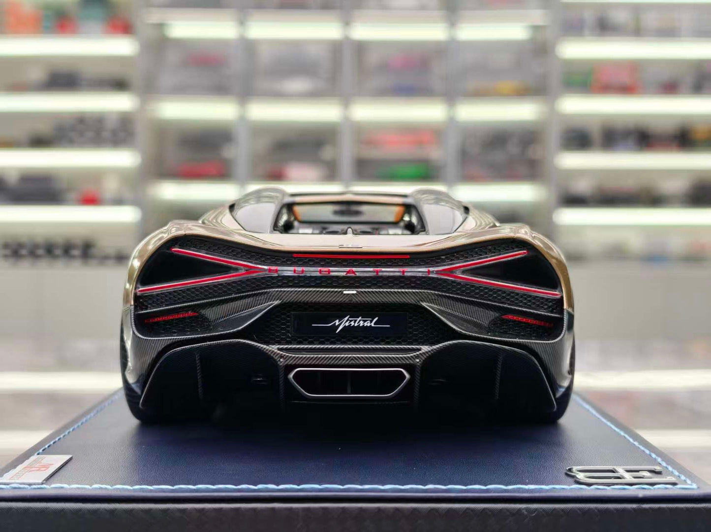 MR 1/18 Bugatti W16 Mistral Gold Edition BUG015D