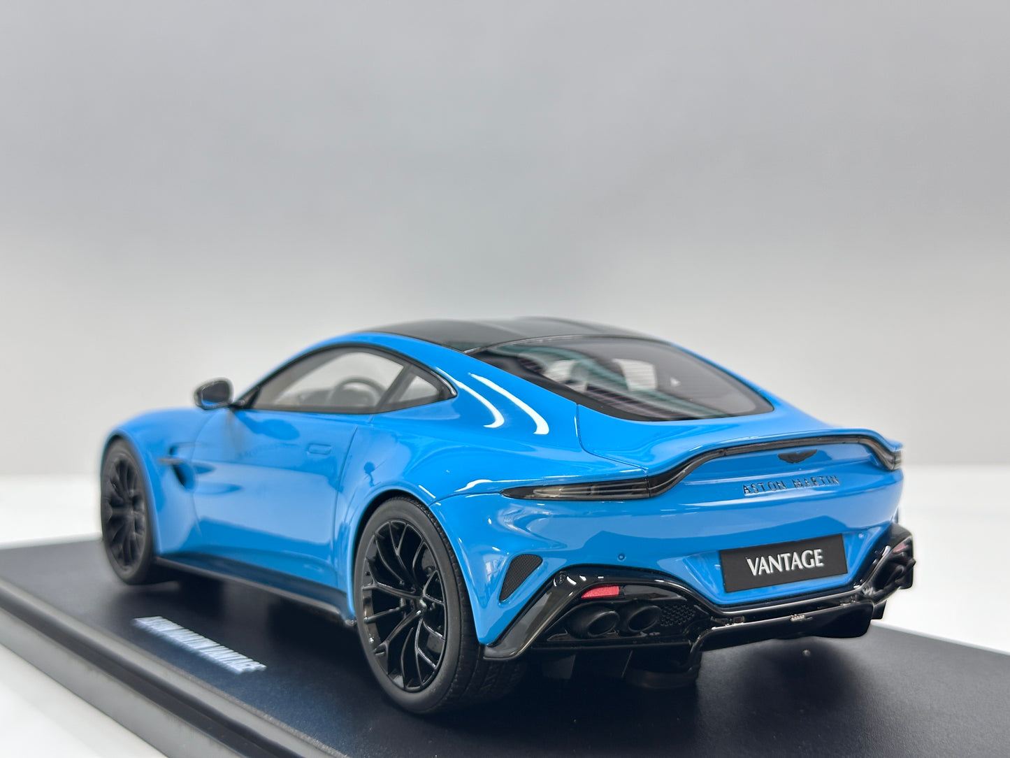 GT Spirit 1/18 Aston Martin Vantage Elwood Blue GT1008