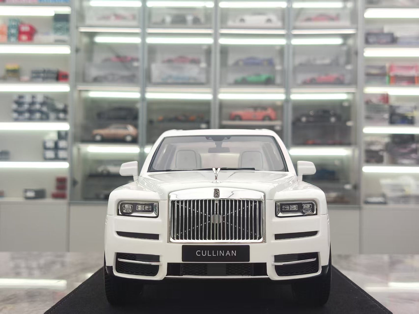 GL 1/18 Rolls-Royce Cullinan Red and White Resin Model JS-GL037