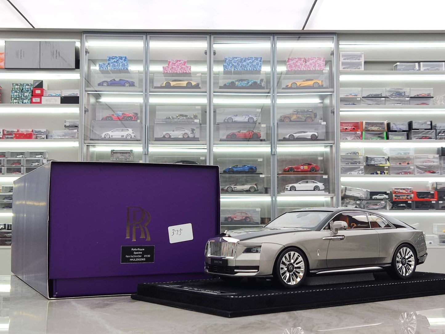HH Model 1/18 Rolls-Royce Spectre, Platinum Grey/Diamond Black (HH375)