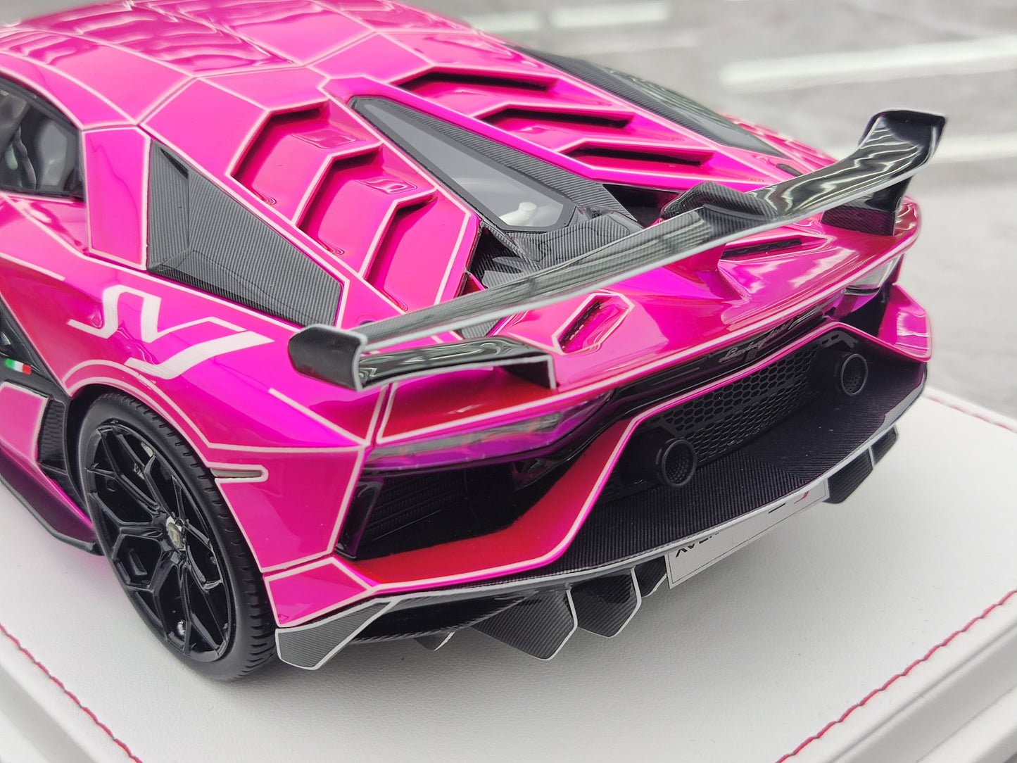 CE 1/18 Lamborghini SVJ Fluorescent Resin Car Model JS-CE004