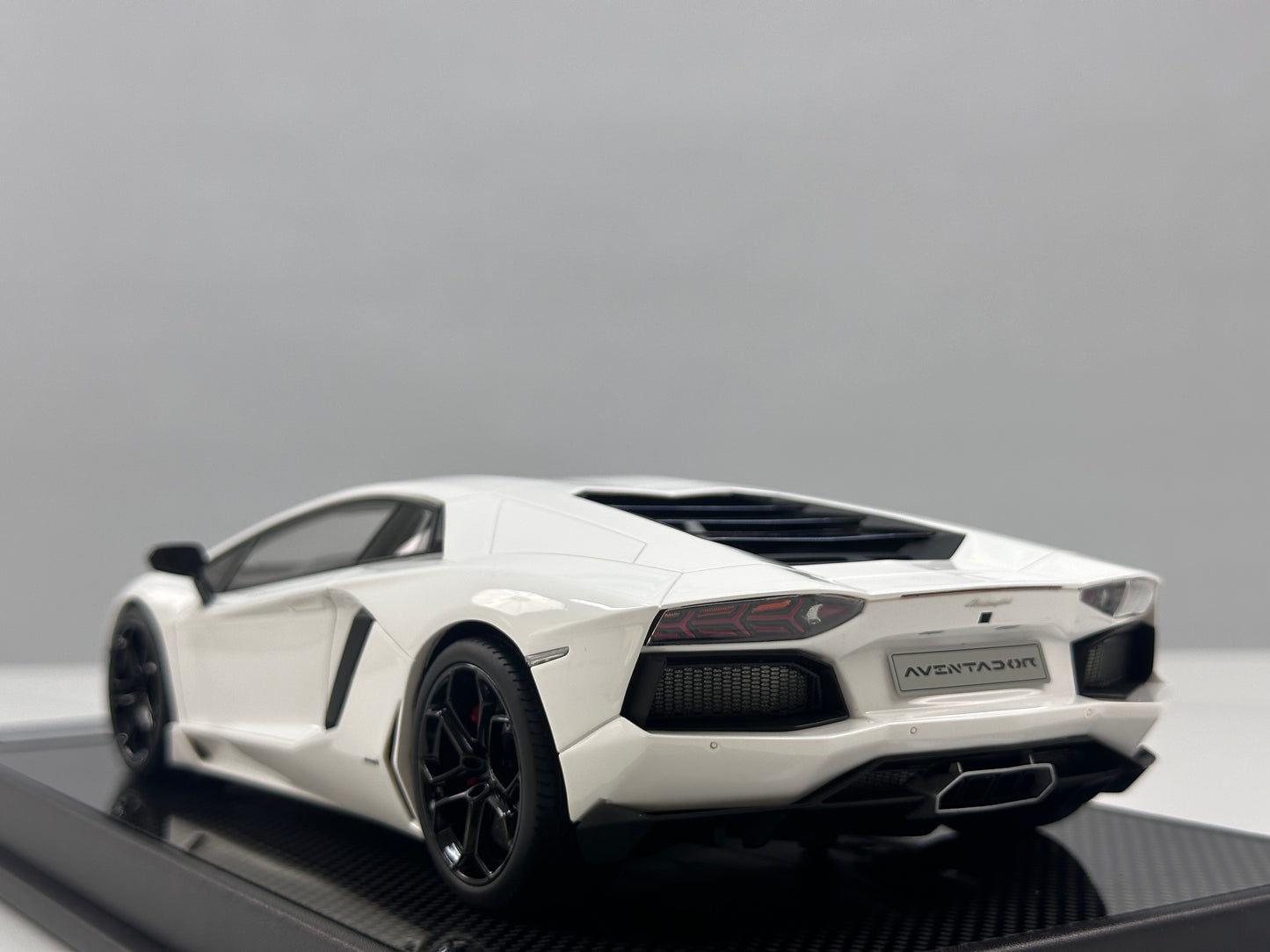 VMB 1/18 Lamborghini Aventador LP700-4 White VMB065