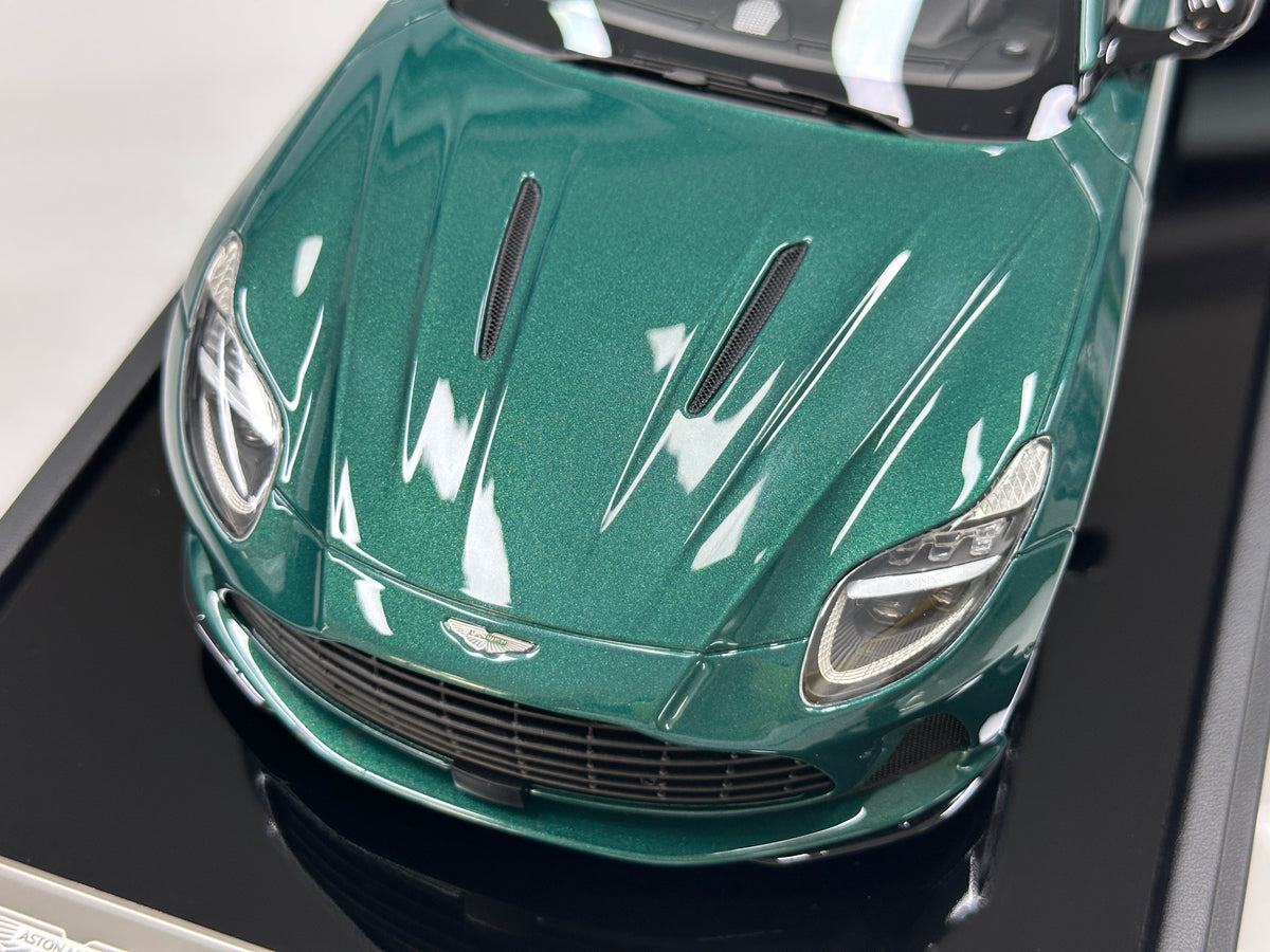 MOTORHELIX 1/18 Aston Martin DB12 Volante (Convertible) - Cinnabar Green - MH394