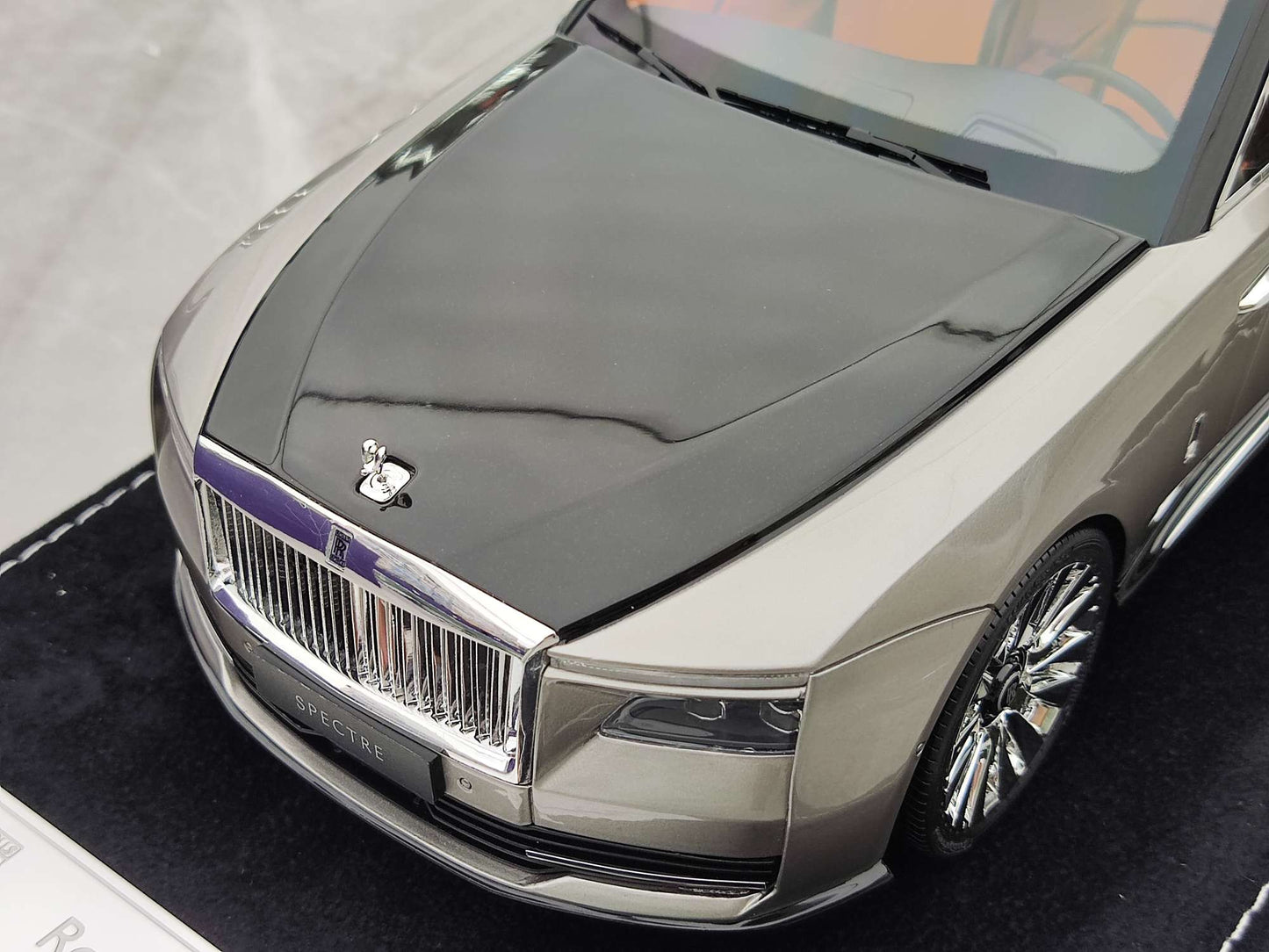 HH Model 1/18 Rolls-Royce Spectre, Platinum Grey/Diamond Black (HH375)