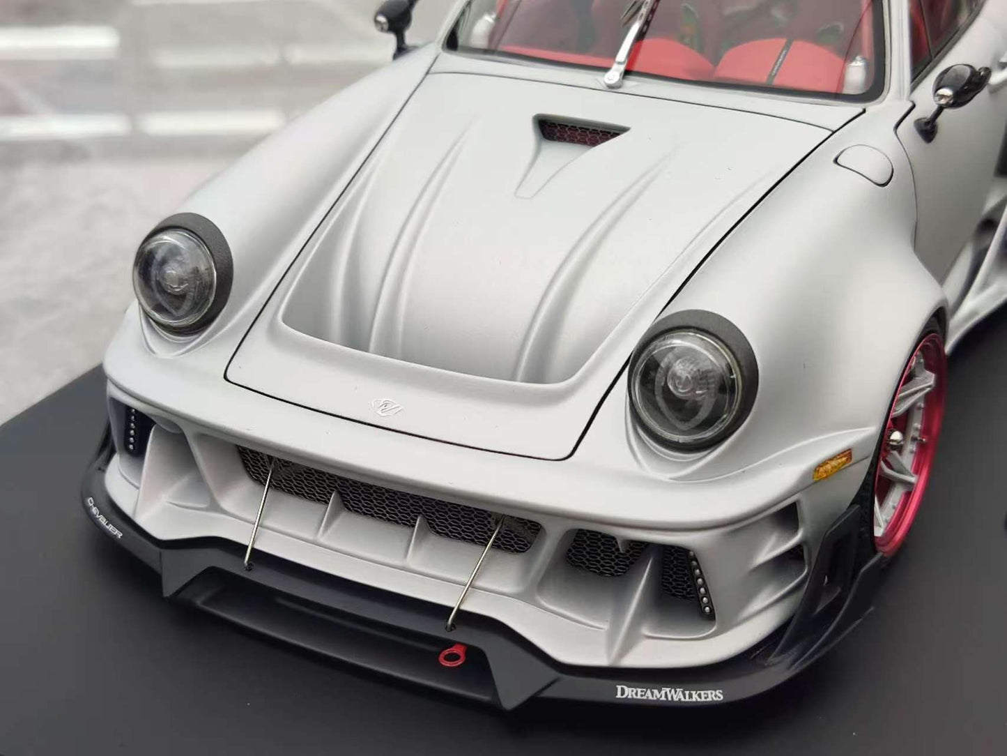Dreamwalkers 1/18 Porsche CHEVALIER D995 Silver Simulated Car Model C-D995-SA01