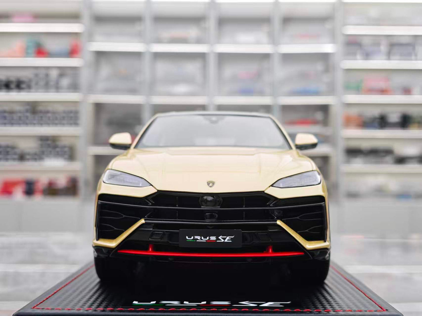MR 1/18 Lamborghini Urus SE Champagne Gold LAMBO061C