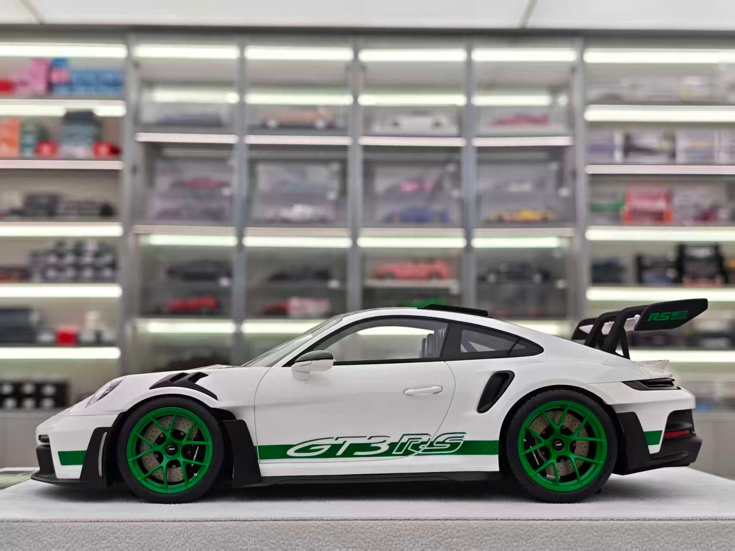 FuelMe 1/18 Porsche 992 GT3RS Carrera Green FM18010LM-03