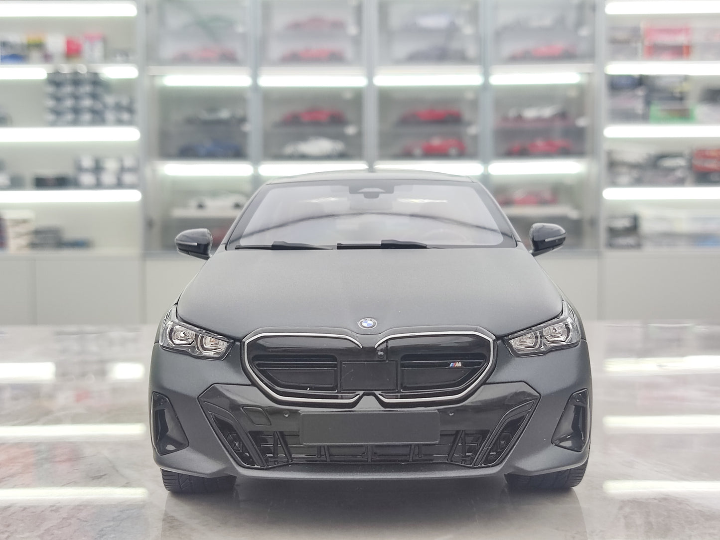 MINICHAMPS 1/18 BMW i5 Metallic Gray Simulation Alloy Car Model 110023401
