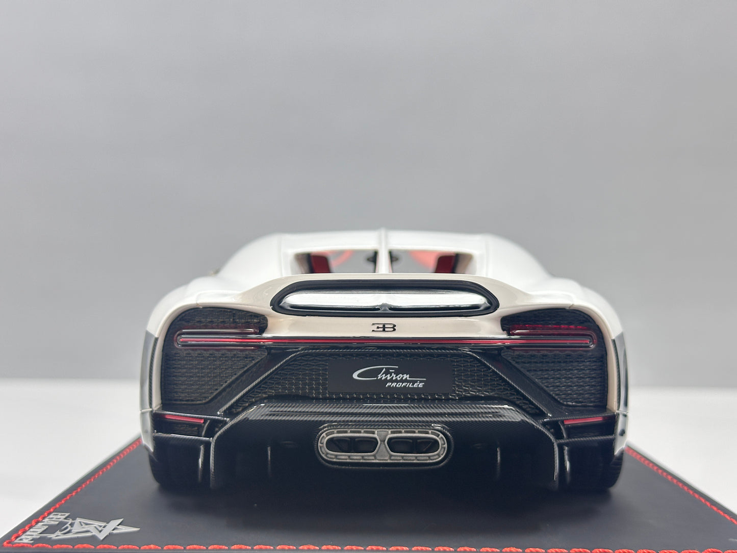 BBA MODEL 1/18 Bugatti Chiron Profiler Black and White Panda BBA072