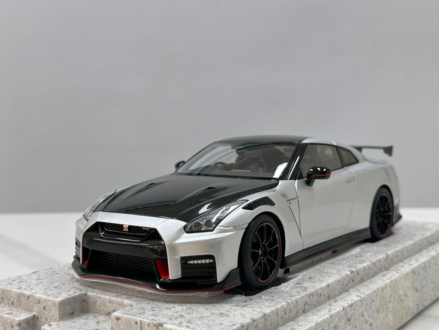 MOTORHELIX 1/18 Nissan GT-R NISMO (R35) Special Edition 2022 Ultimate Metallic Silver MH368