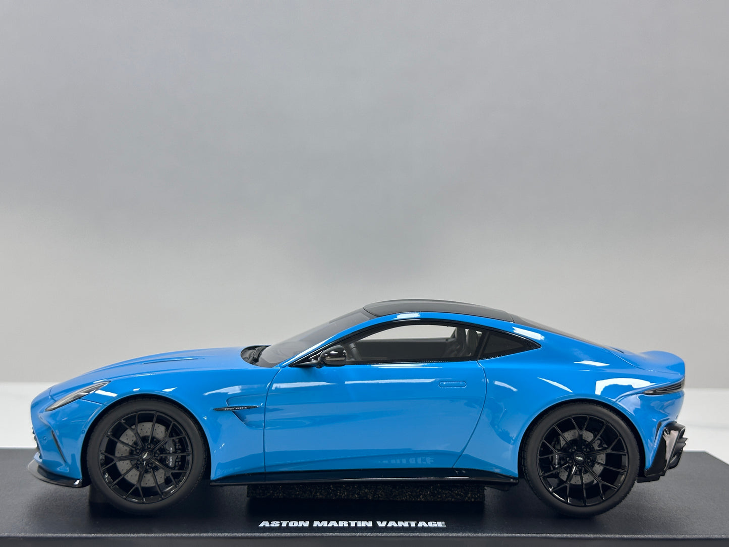 GT Spirit 1/18 Aston Martin Vantage Elwood Blue GT1008