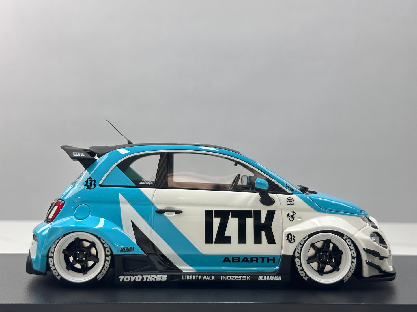 Topspeed 1/18 LB-WORKS x Abarth Works IZTK Abarth 95 – Blue & White Livery (TS0623)