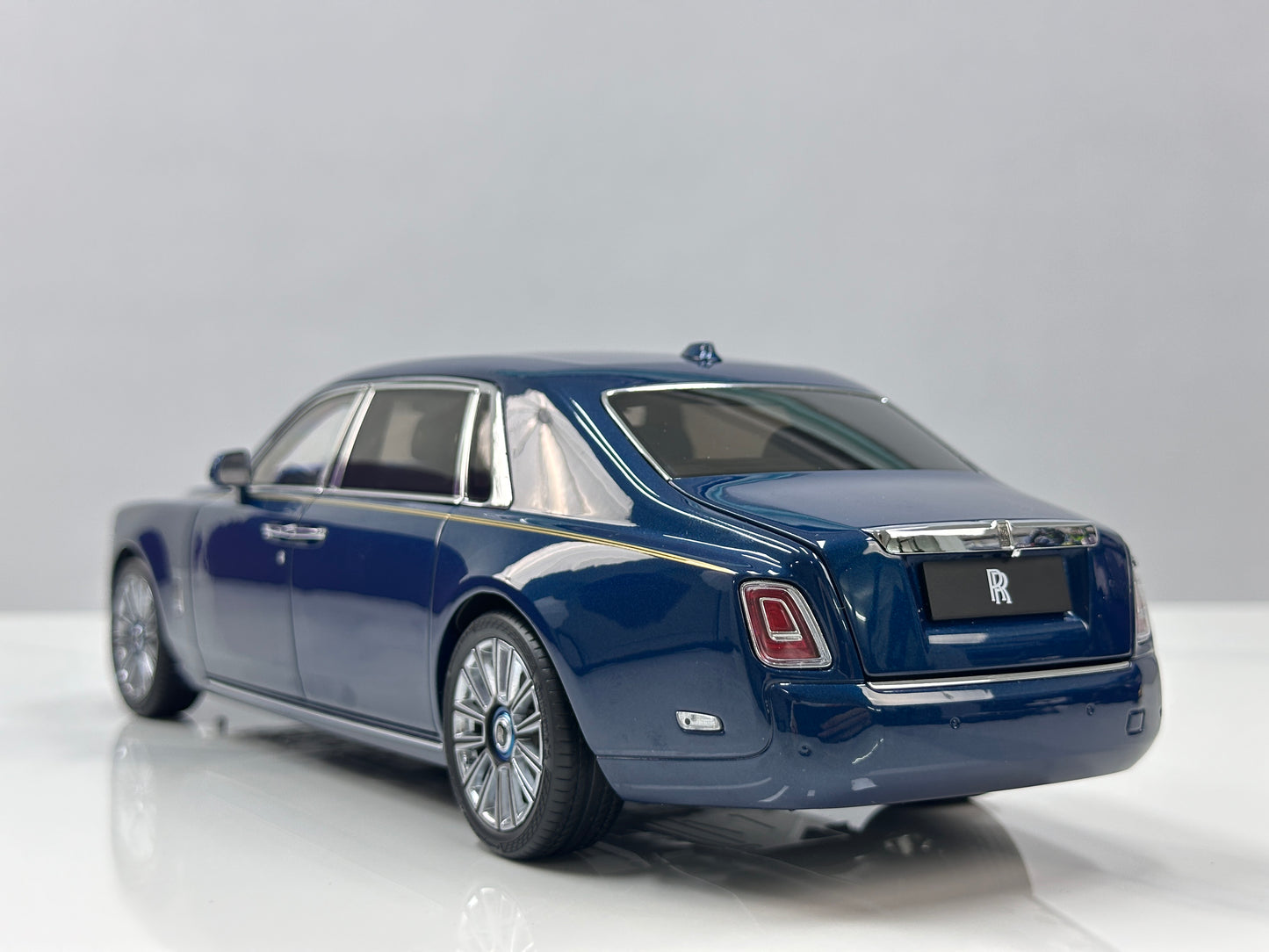 ZP 1/18 Rolls-Royce Phantom VIII (Gold Badge / Leather Suitcase Edition) – Pikes Peak Blue (ZP118)