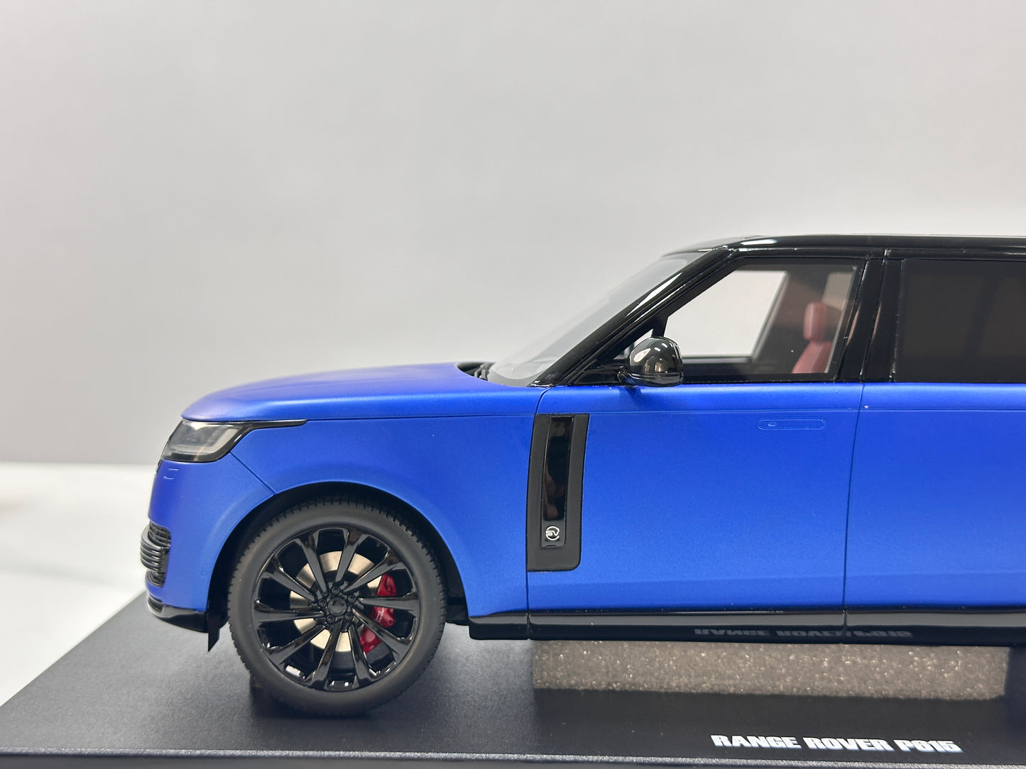 GT Spirit 1/18 Land Rover Range Rover P615 SV Blue GT540