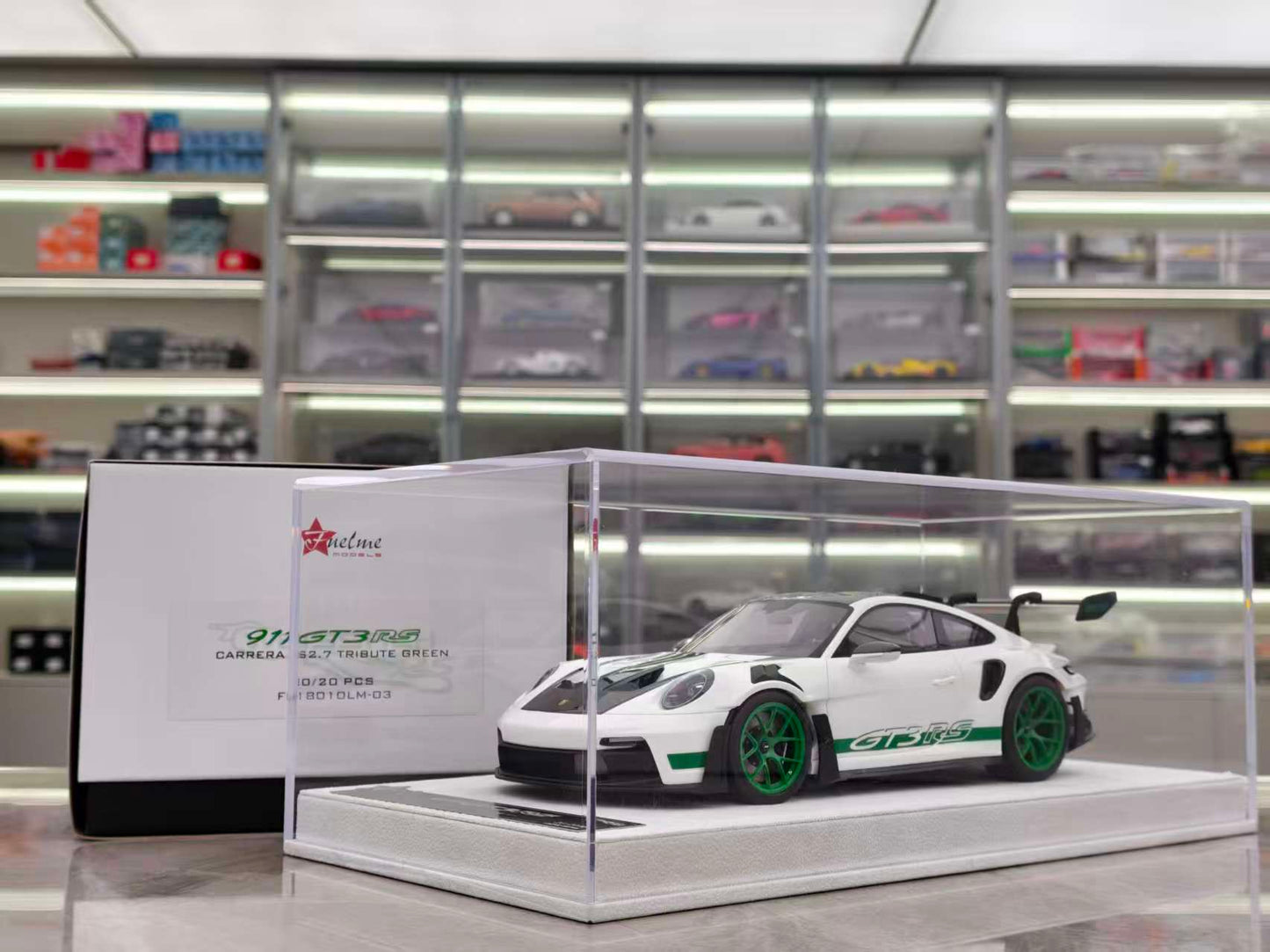FuelMe 1/18 Porsche 992 GT3RS Carrera Green FM18010LM-03