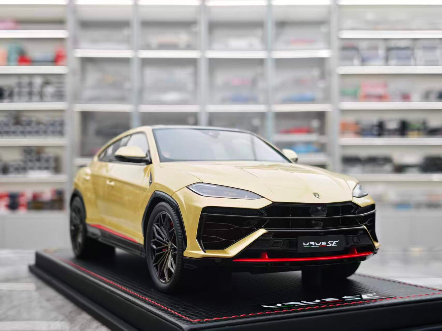MR 1/18 Lamborghini Urus SE Champagne Gold LAMBO061C