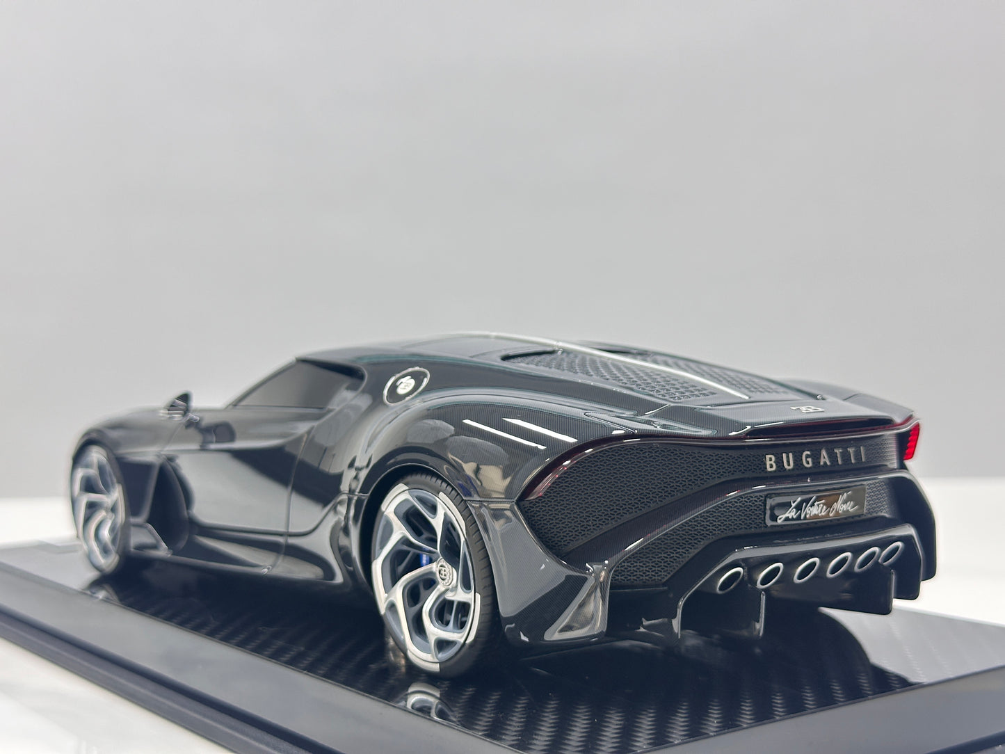 CE 1/18 Bugatti La Voiture Noire (Black Carbon Fiber) CE013