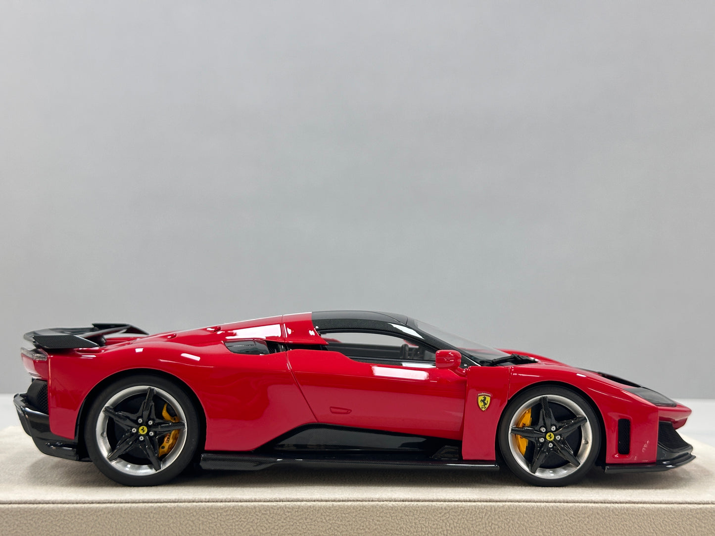 HERMES COLLECTION 1/18 Ferrari F80 (Red Pista Stripe) HC018