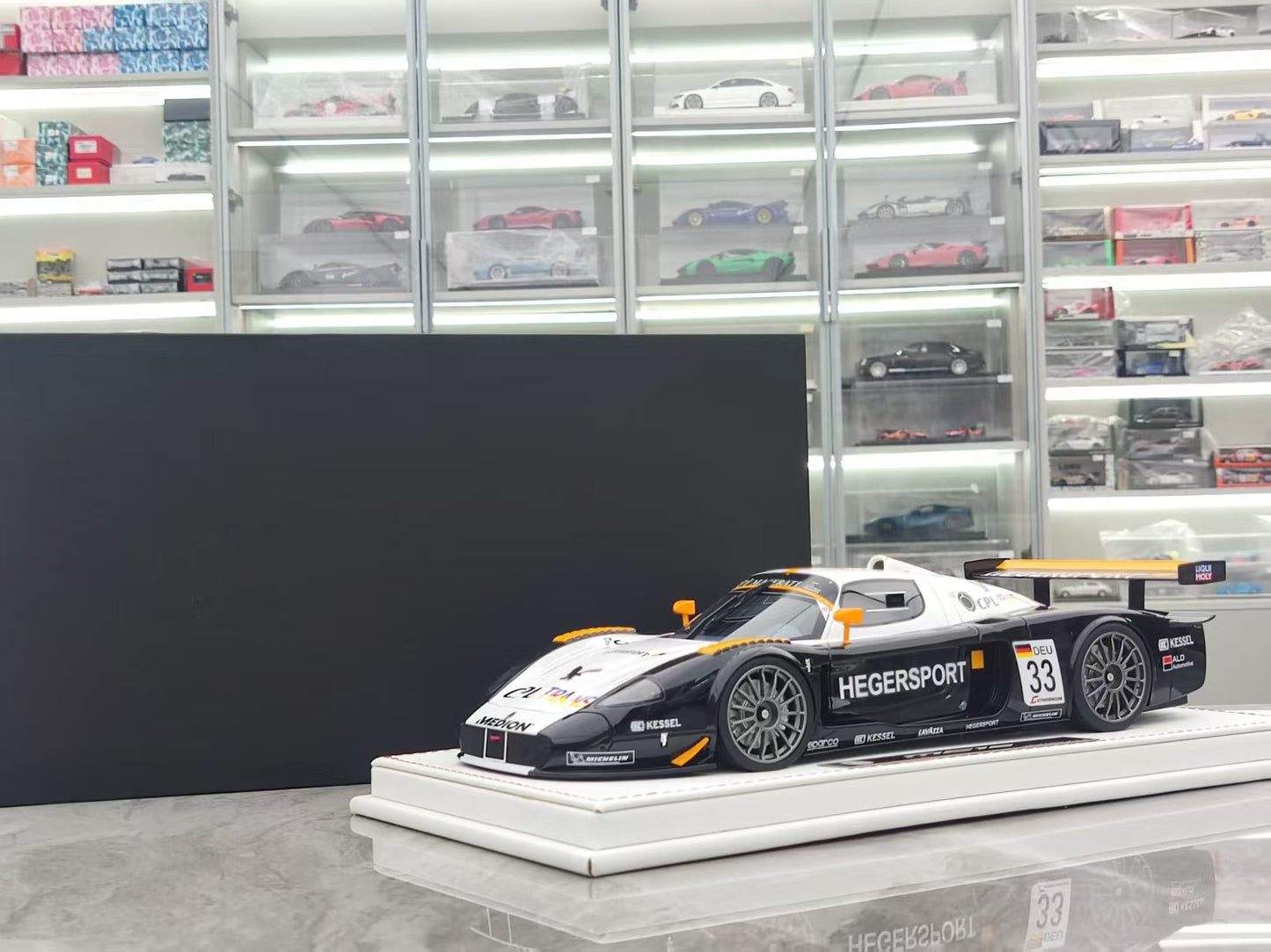 GL 1/18 Maserati MC12 Track Edition Black + White JS-GL019
