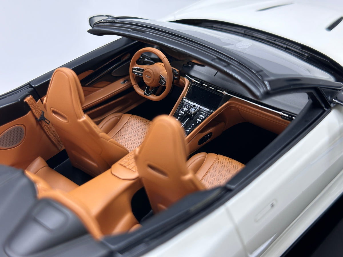 MOTORHELIX 1/18 Aston Martin DB12 Volante (Convertible) - Moonlight White - MH395