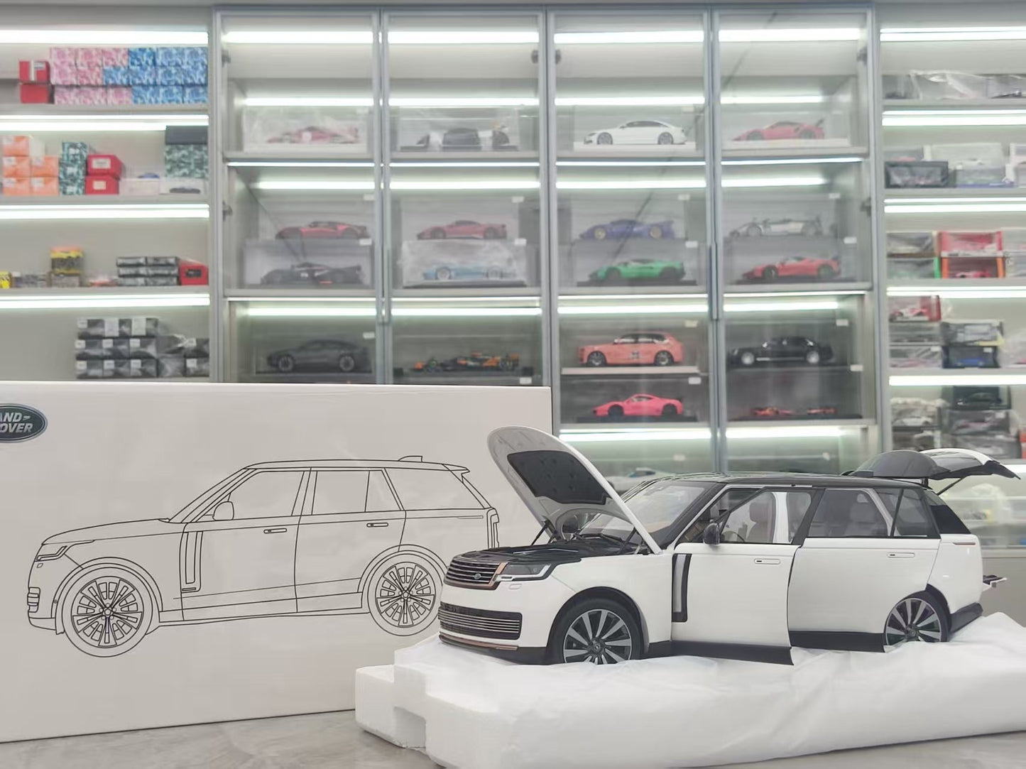 LCD 1/18 Land Rover Range Rover SV Grand Creation Long Wheelbase White Black Top Alloy Model LCD118