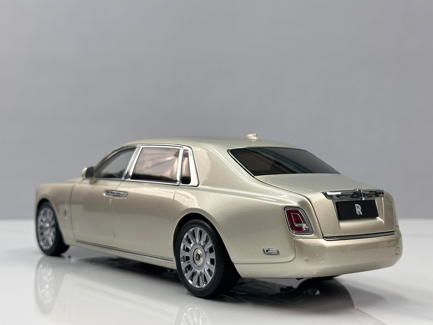 ZP 1/18 Rolls-Royce Phantom VIII (Gold Badge / Leather Suitcase Edition) – Champagne Gold (ZP116)