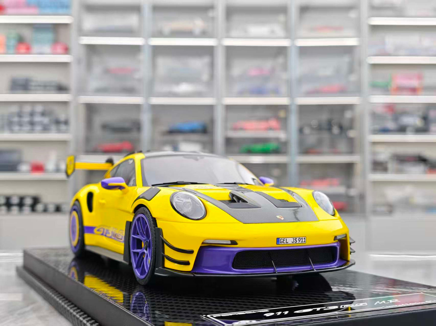 VIP 1/18 Porsche 911 GT3 RS - Manthey Racing Racing Yellow VIP186