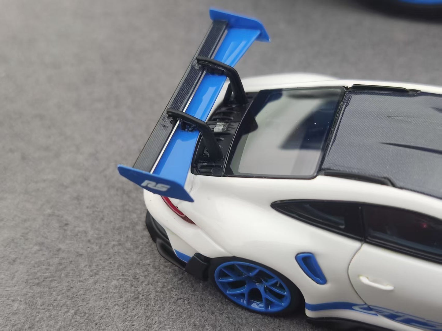 TIMOTHY&PIERRE 1/18 Porsche 911 GT3RS Sonderwunsch White with Blue Carbon TP189