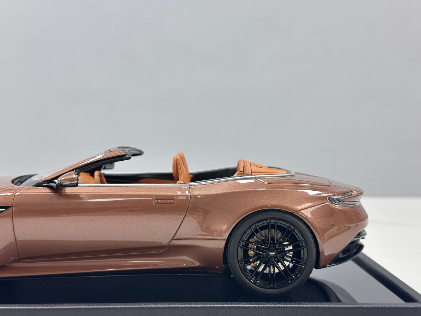 Xiaoguang Model & MotorHelix 1/18 Aston Martin DB12 Volante Convertible – Glamour Copper (MH386)