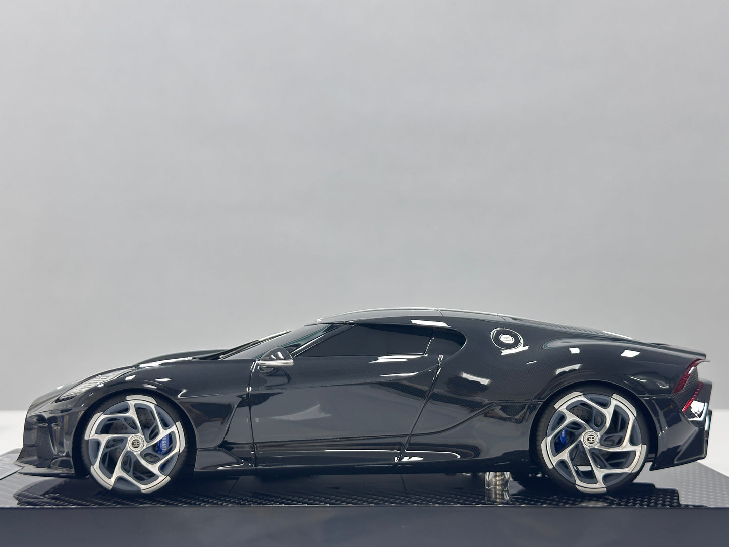 CE 1/18 Bugatti La Voiture Noire (Black Carbon Fiber) CE013