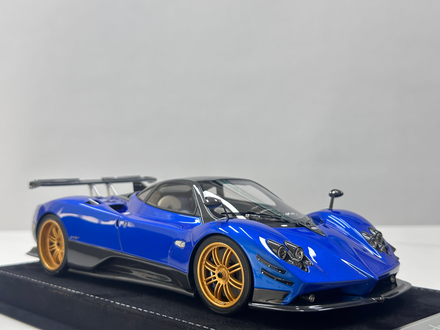HH Model 1/18 Pagani Zonda F – Dark Blue with Gold Wheels (HH701)