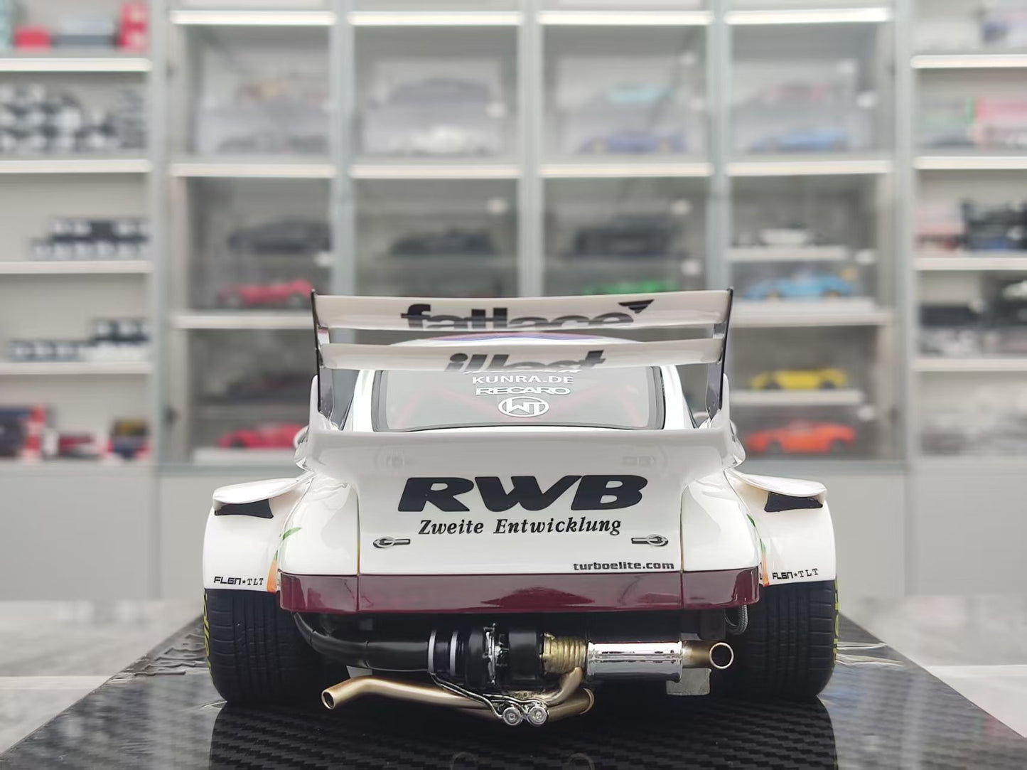 TGM MODEL 1/18 Porsche RWB 964 Apple Livery TGM006