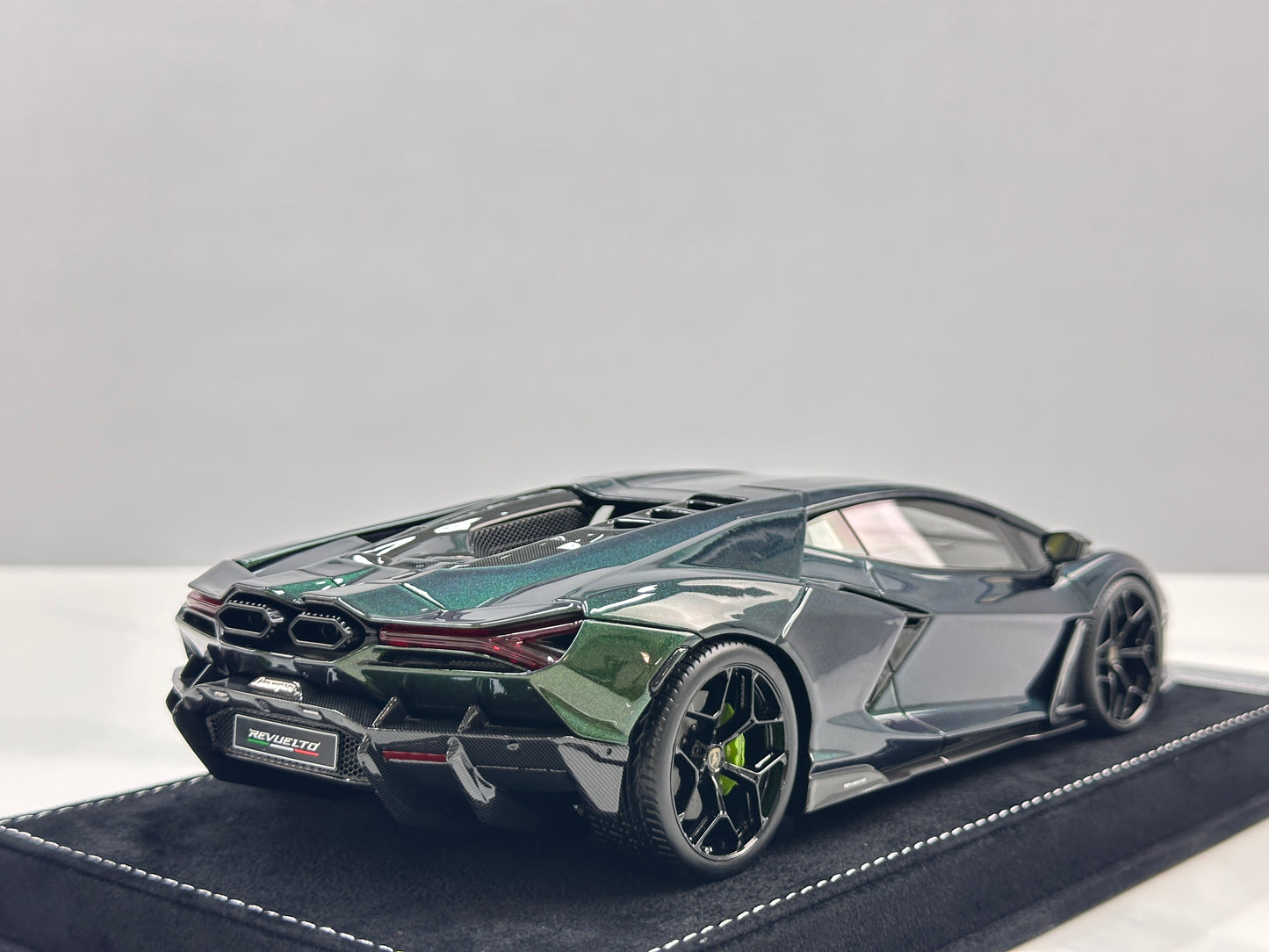 HH Model 1/18 Lamborghini Revuelto Green/Purple Chameleon HH621