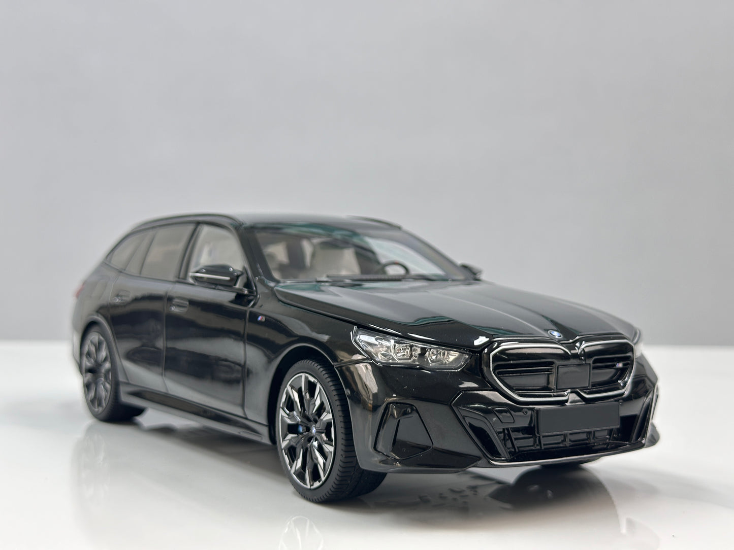 MINICHAMPS 1/18 BMW i5 M60 Touring 2024 Metallic Black 110023602