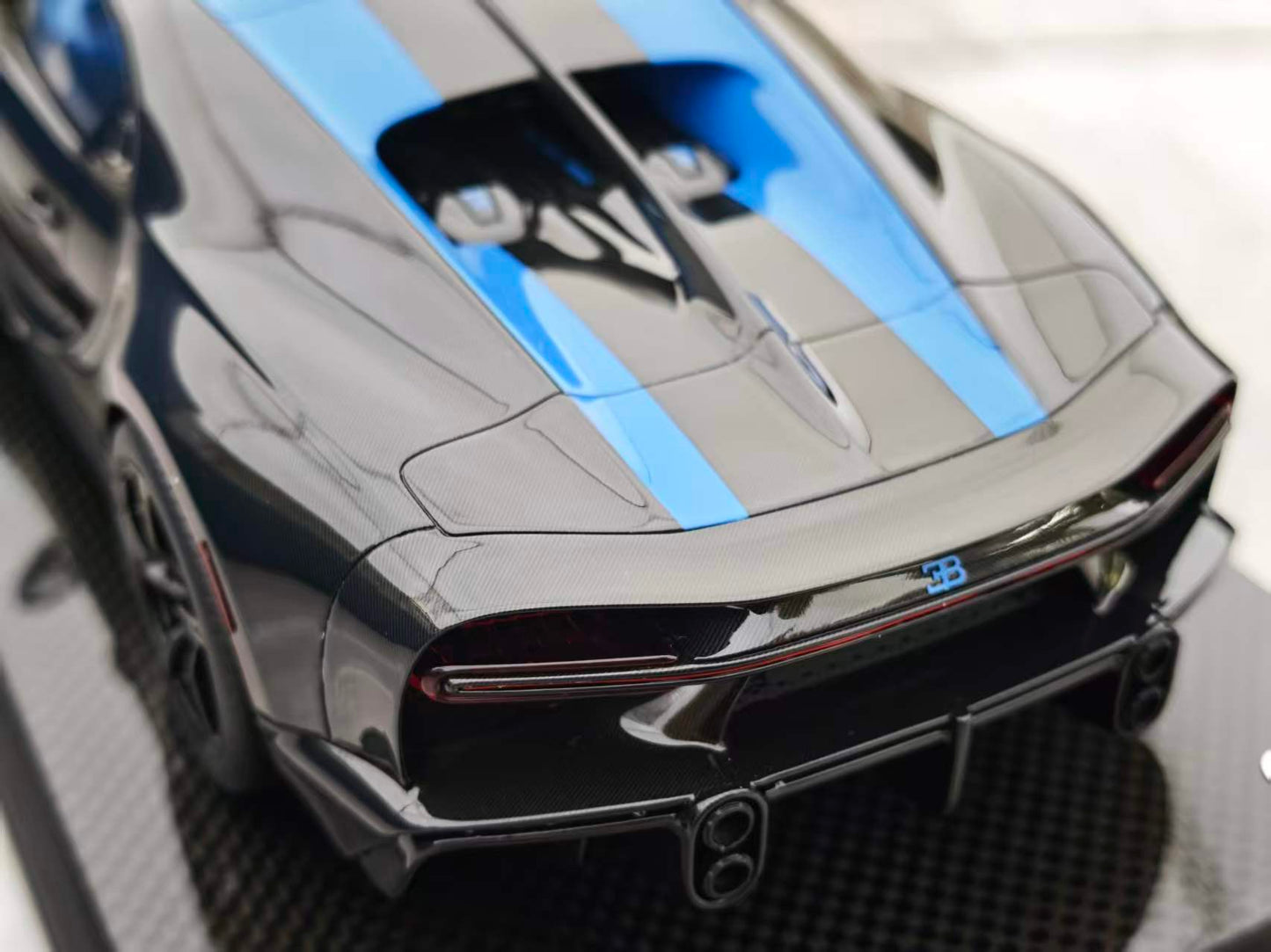 MR 1/18 Bugatti Chiron Super Sport Silver Blue BUG012C