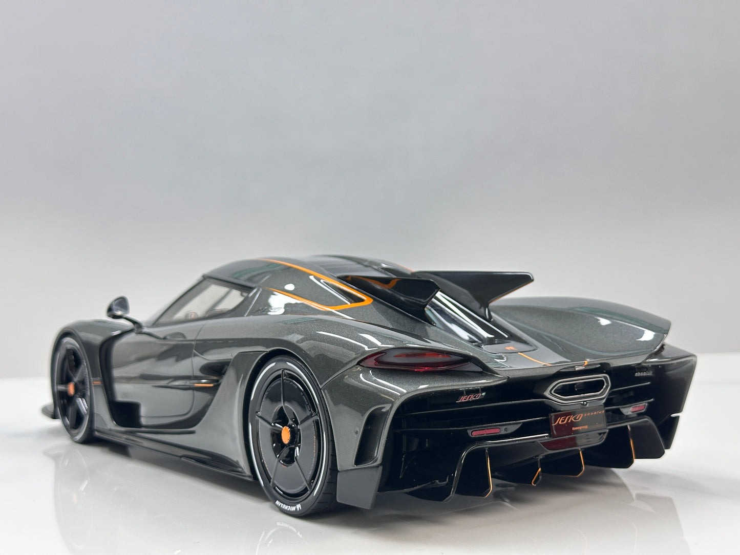 GT Spirit 1/12 Koenigsegg Jesko Absolut 0-400-0 km/h Record – Grey (GT575)