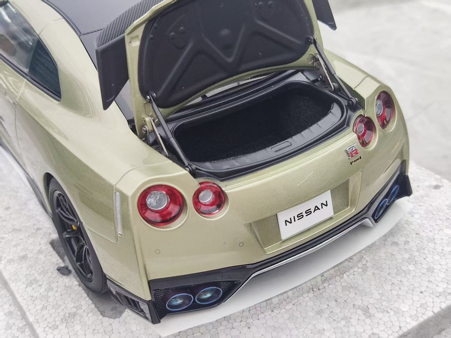 MOTORHELIX 1/18 Nissan GT-R (R35) Track Edition Engineered by NISMO T-Spec, Emerald Green, Model Car Decoration MH310