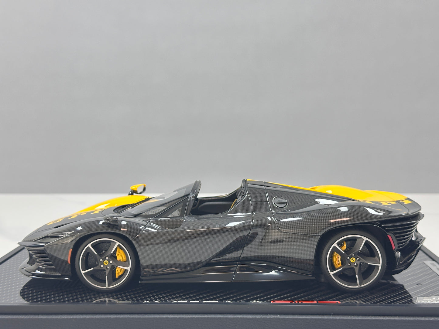 BBR 1/18 Ferrari SP3 Daytona 599+1 Spider - Open Roof Modena Yellow/Black Carbon Fiber P18214TMOCH