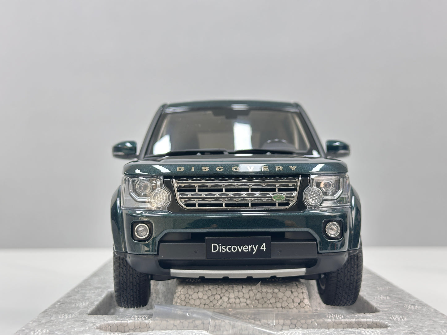 WHELART 1/18 Land Rover Discovery 4 – British Green (WH016)