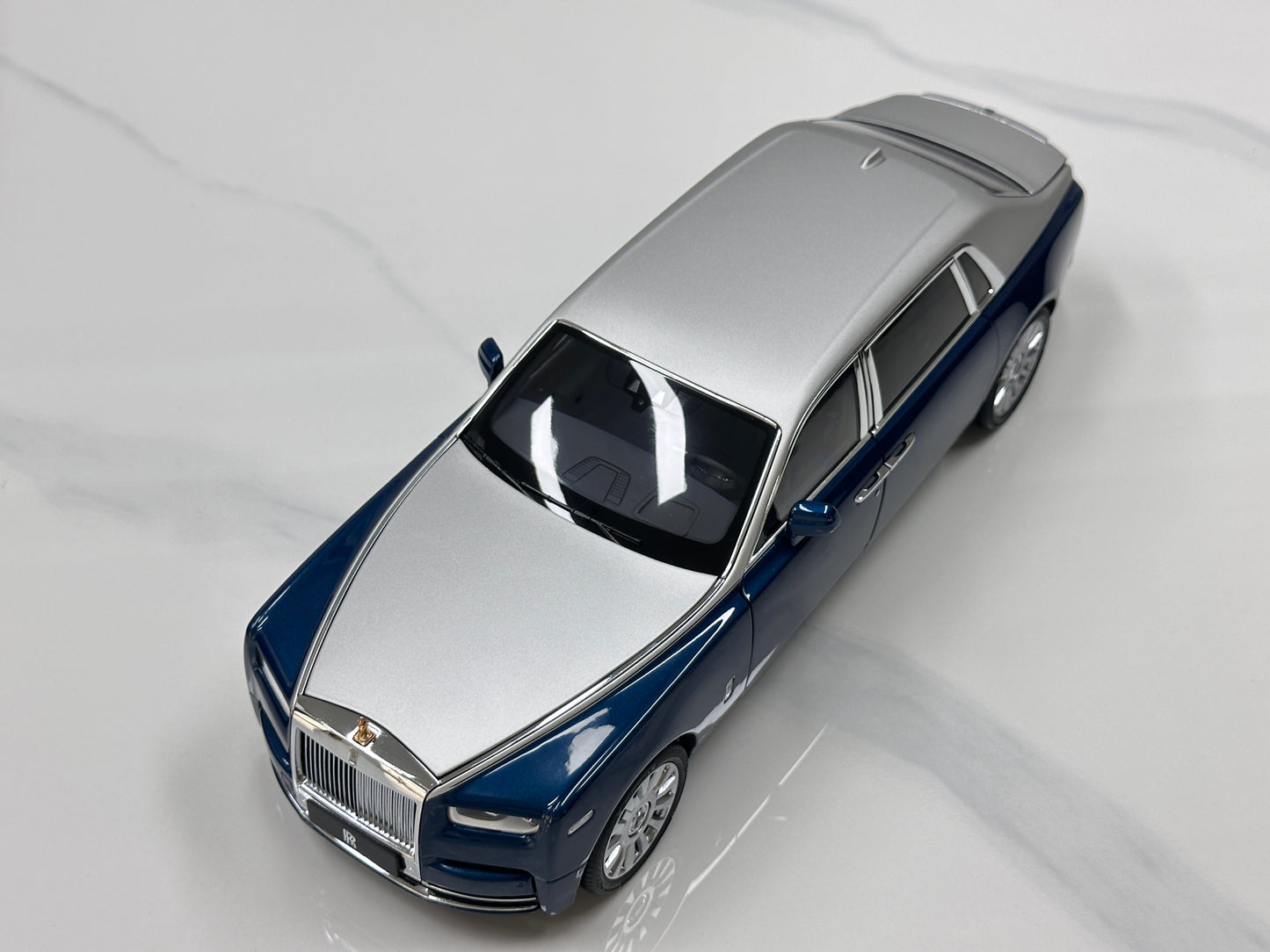 ZP 1/18 Rolls-Royce Phantom VIII – Silver / Pikes Peak Blue (ZP122)