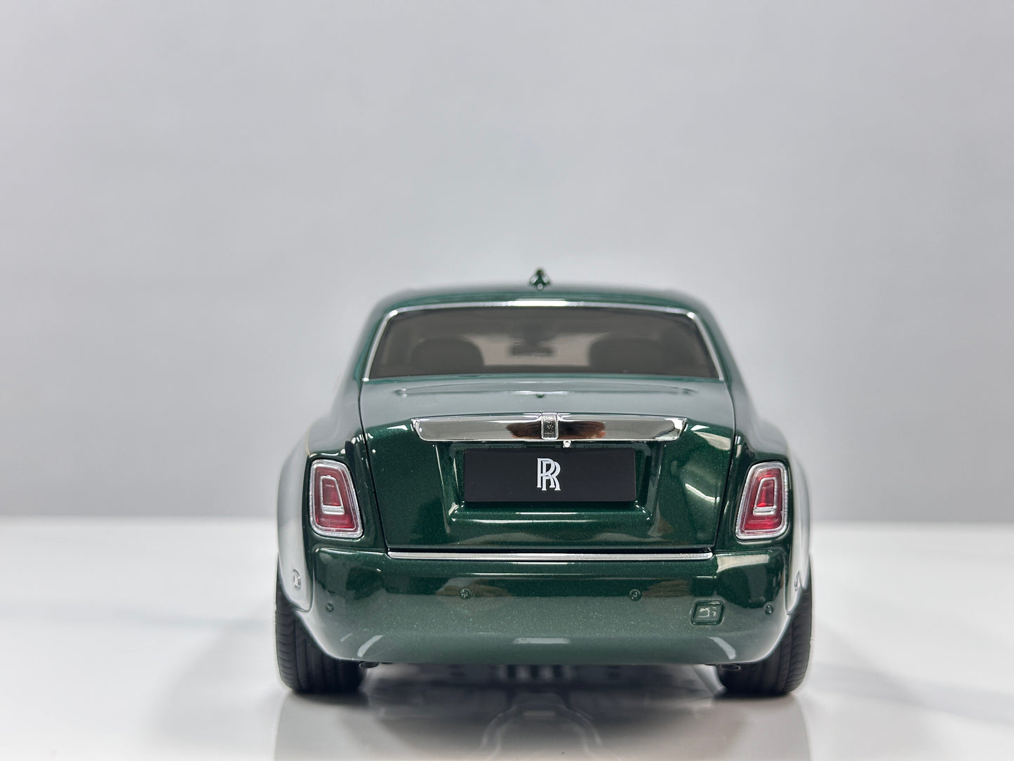 ZP 1/18 Rolls-Royce Phantom VIII (Gold Badge / Leather Suitcase Edition) – Peninsula Green (ZP117)