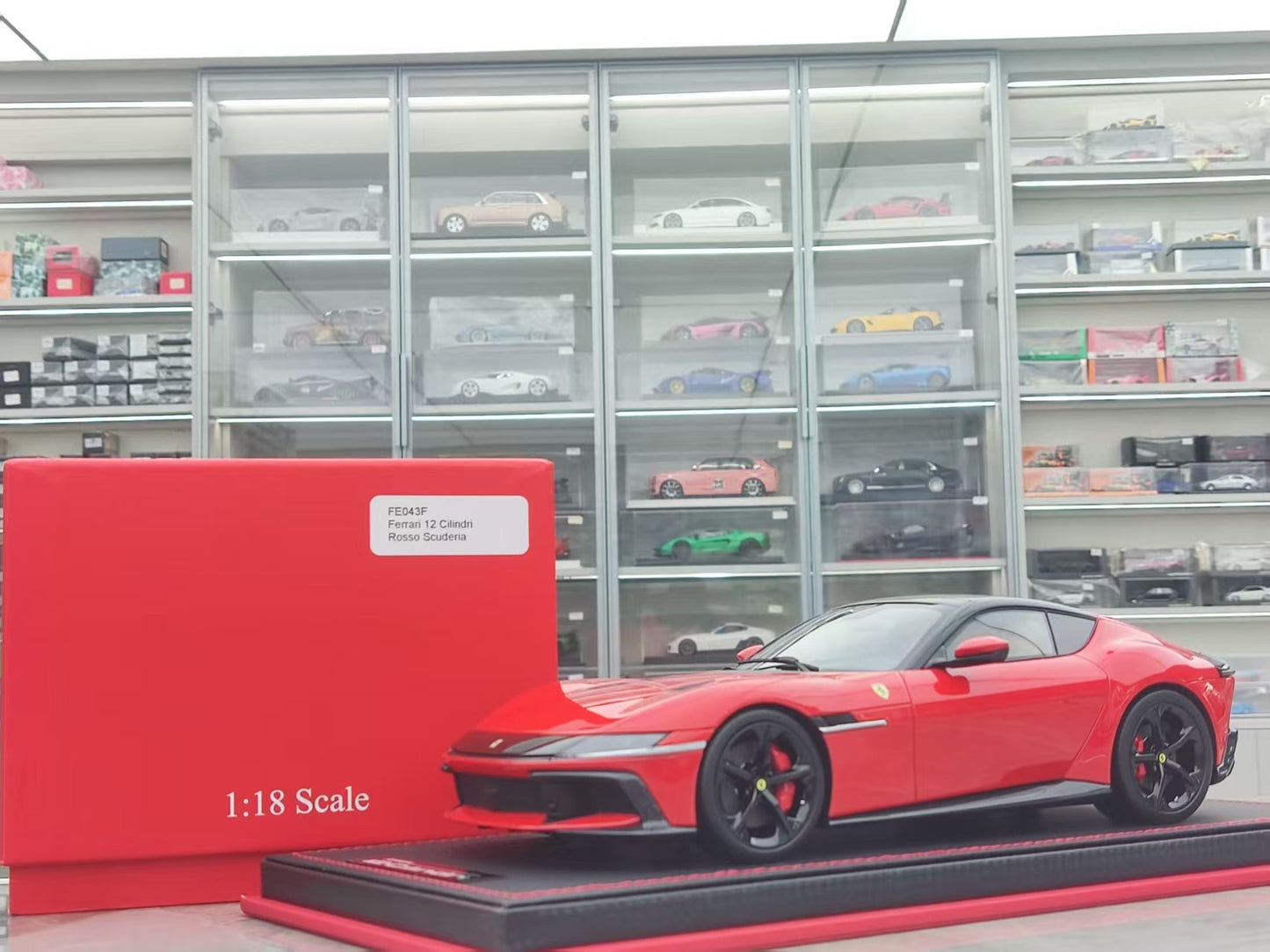 MR 1/18 Ferrari 12 Cilindri Racing Red FE043F