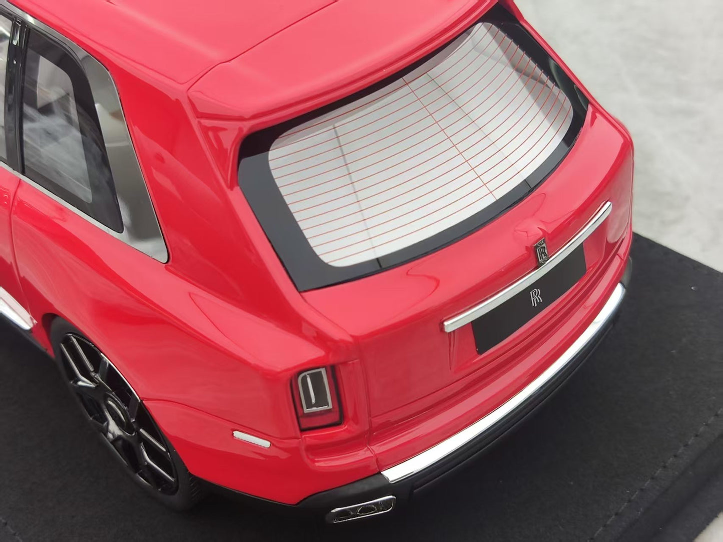 GL 1/18 Rolls-Royce Cullinan Red and White Resin Model JS-GL037