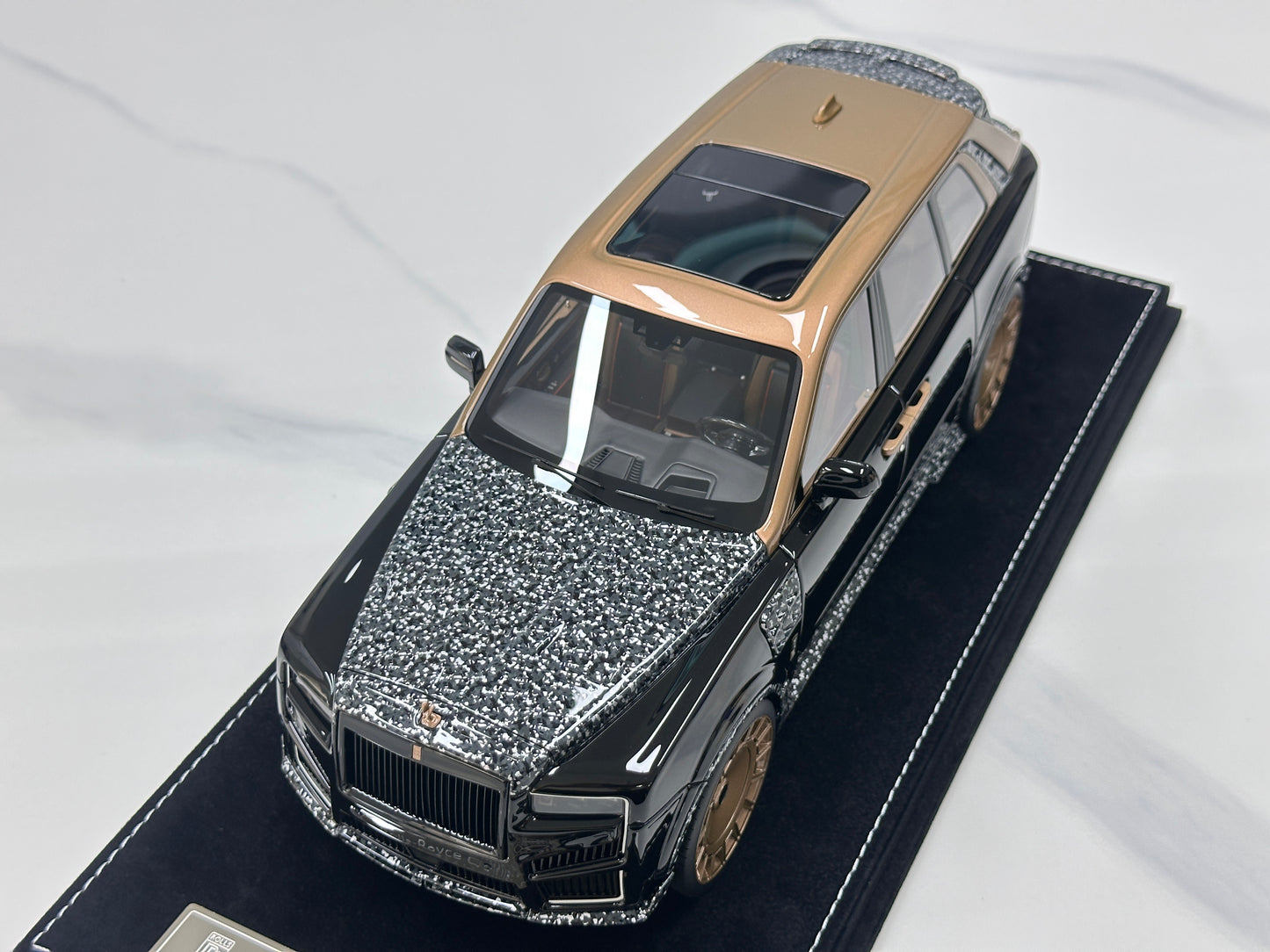 HH MODEL 1/18 Rolls-Royce Cullinan Series II MANSORY – Piano Black / Gold Plated (HH699)