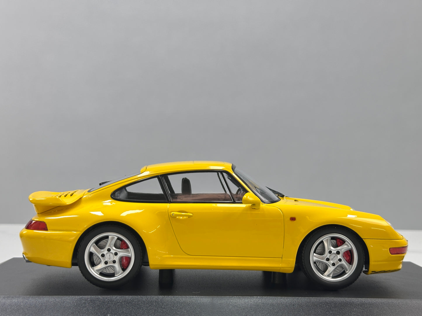 MINICHAMPS 1/18 Porsche 911 (993) Turbo (1995) Yellow 155061172