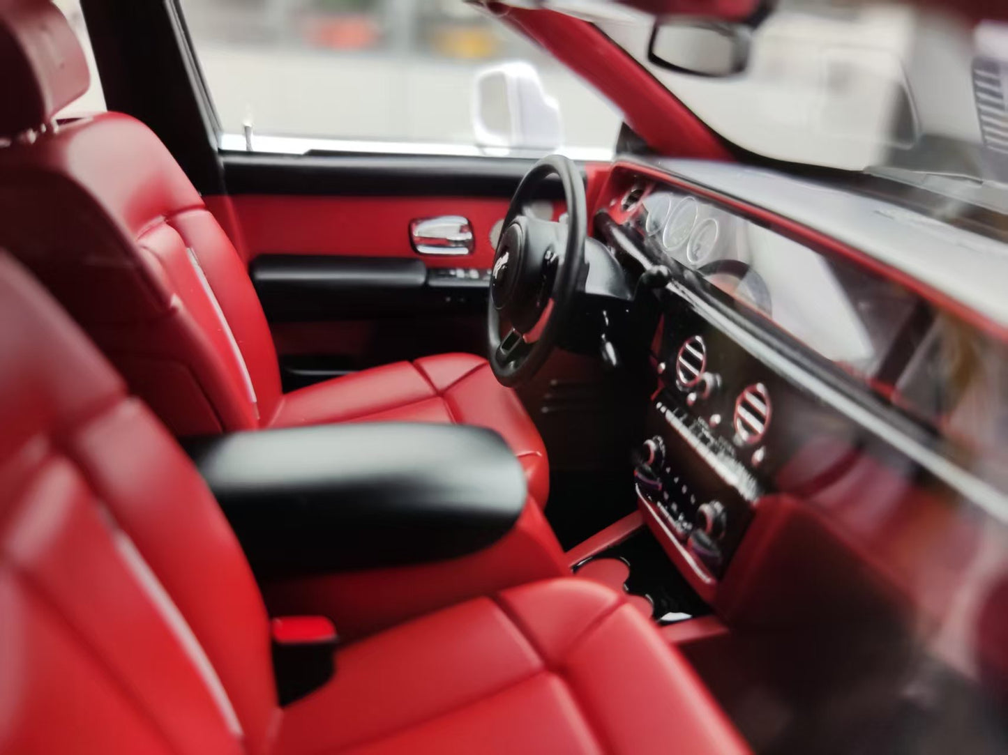 HH Model 1/18 Rolls-Royce Phantom Series II Black and White Panda Colorway HH537